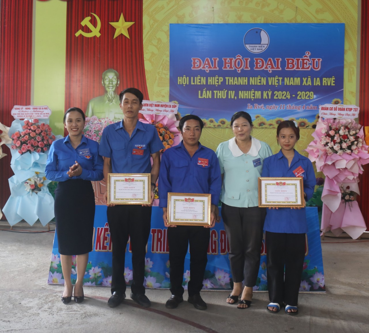 thuý tặng quà